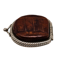 Charger l'image dans la galerie, Petit porte-monnaie ancien en cuir façon croco et métal torsadé – miroir intérieur, fin XIXᵉ – début XXᵉ siècle Le Charme des Violettes - Brocante en ligne