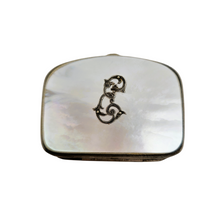 Charger l'image dans la galerie, Porte-monnaie monogrammé en nacre et métal argenté, fin XIXᵉ - début XXᵉ siècle