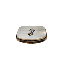 Charger l'image dans la galerie, Porte-monnaie monogrammé en nacre et métal argenté, fin XIXᵉ - début XXᵉ siècle