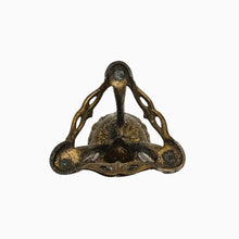 Afbeelding in Gallery-weergave laden, Porte-œuf décoratif Art nouveau en régule patiné doré et œuf en albâtre vert, vers 1900 Le Charme des Violettes - Brocante en ligne