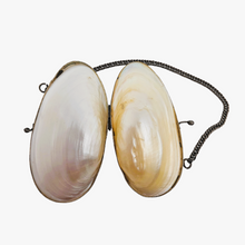 Load image into Gallery viewer, Porte-monnaie ou boîte à chapelet en nacre blanche et métal argenté, fin XIXe - début XXe