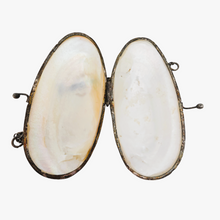 Load image into Gallery viewer, Porte-monnaie ou boîte à chapelet en nacre blanche et métal argenté, fin XIXe - début XXe