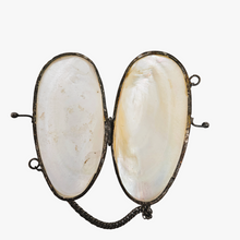 Load image into Gallery viewer, Porte-monnaie ou boîte à chapelet en nacre blanche et métal argenté, fin XIXe - début XXe