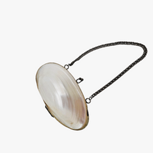 Load image into Gallery viewer, Porte-monnaie ou boîte à chapelet en nacre blanche et métal argenté, fin XIXe - début XXe