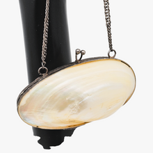 Load image into Gallery viewer, Porte-monnaie ou boîte à chapelet en nacre blanche et métal argenté, fin XIXe - début XXe