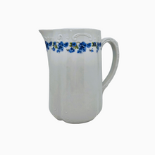 Load image into Gallery viewer, Pot à eau Art nouveau en porcelaine blanche à décor de myosotis, années 1900