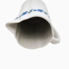 Load image into Gallery viewer, Pot à eau Art nouveau en porcelaine blanche à décor de myosotis, années 1900