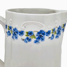 Load image into Gallery viewer, Pot à eau Art nouveau en porcelaine blanche à décor de myosotis, années 1900