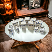 Afbeelding in Gallery-weergave laden, Nimy, Sarreguemines en Urbach Frères. Diverse huishoudpotten van aardewerk met kleine blauw-witte ruitjes