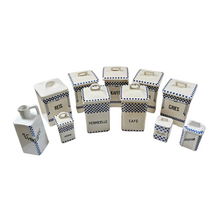 Afbeelding in Gallery-weergave laden, Nimy, Sarreguemines en Urbach Frères. Diverse huishoudpotten van aardewerk met kleine blauw-witte ruitjes