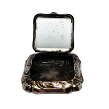 Load image into Gallery viewer, Poudrier Art nouveau en métal argenté à décor végétal, vers 1900-1910 Le Charme des Violettes - Brocante en ligne