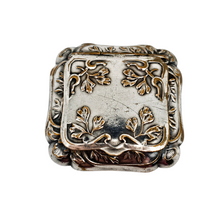 Load image into Gallery viewer, Poudrier Art nouveau en métal argenté à décor végétal, vers 1900-1910 Le Charme des Violettes - Brocante en ligne