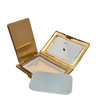 Load image into Gallery viewer, Poudrier, rouge à lèvres et pilulier coordonnés de la Maison Emrich, années 1940-1950