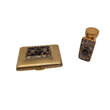 Load image into Gallery viewer, Poudrier, rouge à lèvres et pilulier coordonnés de la Maison Emrich, années 1940-1950
