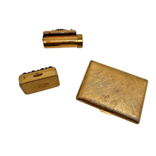 Load image into Gallery viewer, Poudrier, rouge à lèvres et pilulier coordonnés de la Maison Emrich, années 1940-1950