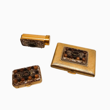 Load image into Gallery viewer, Poudrier, rouge à lèvres et pilulier coordonnés de la Maison Emrich, années 1940-1950