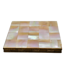 Charger l'image dans la galerie, Poudrier vintage en laiton doré et nacre, vers 1950 Le Charme des Violettes - Brocante en ligne