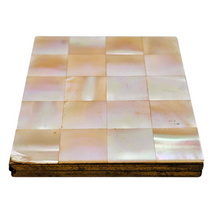 Charger l'image dans la galerie, Poudrier vintage en laiton doré et nacre, vers 1950 Le Charme des Violettes - Brocante en ligne