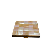 Charger l'image dans la galerie, Poudrier vintage en laiton doré et nacre, vers 1950 Le Charme des Violettes - Brocante en ligne