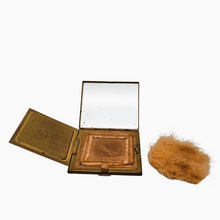 Charger l'image dans la galerie, Poudrier vintage en laiton doré et nacre, vers 1950 Le Charme des Violettes - Brocante en ligne