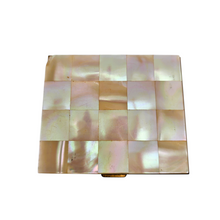 Charger l'image dans la galerie, Poudrier vintage en laiton doré et nacre, vers 1950 Le Charme des Violettes - Brocante en ligne