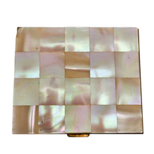 Charger l'image dans la galerie, Poudrier vintage en laiton doré et nacre, vers 1950 Le Charme des Violettes - Brocante en ligne