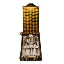 Charger l'image dans la galerie, ✨ Nécessaire Art Déco en peau de serpent et laiton, Poudrier, manucure & rouge à lèvres, vers 1925-1935 Le Charme des Violettes - Brocante en ligne