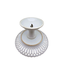 Charger l'image dans la galerie, Présentoir à gâteaux en porcelaine ajourée, décor de violettes et de pâquerettes, années 1890-1925