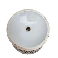 Charger l'image dans la galerie, Présentoir à gâteaux en porcelaine ajourée, décor de violettes et de pâquerettes, années 1890-1925