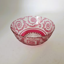 Charger l'image dans la galerie, Baccarat (attribué à) - Coupelle en cristal doublé rose gravé et dégagé à l'acide, circa 1900 Le Charme des Violettes - Brocante en ligne