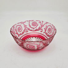 Charger l'image dans la galerie, Baccarat (attribué à) - Coupelle en cristal doublé rose gravé et dégagé à l'acide, circa 1900 Le Charme des Violettes - Brocante en ligne