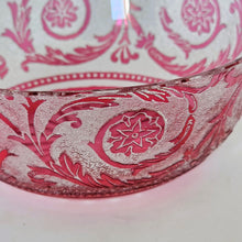 Charger l'image dans la galerie, Baccarat (attribué à) - Coupelle en cristal doublé rose gravé et dégagé à l'acide, circa 1900 Le Charme des Violettes - Brocante en ligne