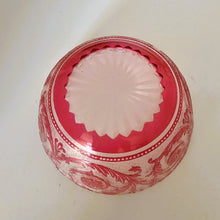 Charger l'image dans la galerie, Baccarat (attribué à) - Coupelle en cristal doublé rose gravé et dégagé à l'acide, circa 1900 Le Charme des Violettes - Brocante en ligne