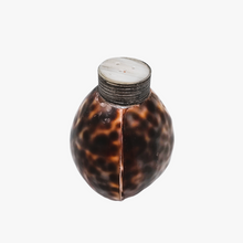 Load image into Gallery viewer, Salière en coquillage et nacre, métal argenté, XXe