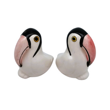 Charger l'image dans la galerie, Gabriel Fourmaintraux (attribué à), Salière et poivrière Toucans en faïence de Desvres, années 1930-1950
