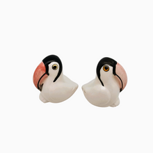Charger l'image dans la galerie, Gabriel Fourmaintraux (attribué à), Salière et poivrière Toucans en faïence de Desvres, années 1930-1950