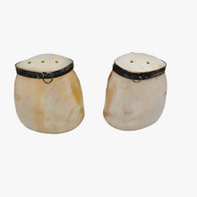 Load image into Gallery viewer, Paire de salière et poivrier en nacre  blanche et métal argenté, XXè siècle