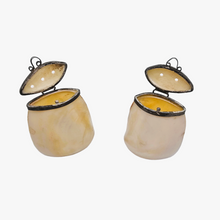 Load image into Gallery viewer, Paire de salière et poivrier en nacre  blanche et métal argenté, XXè siècle