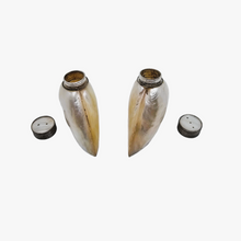 Load image into Gallery viewer, Paire de salière et poivrier en nacre blanche et métal argenté, XXe siècle