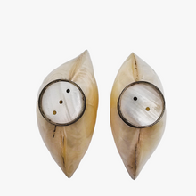 Load image into Gallery viewer, Paire de salière et poivrier en nacre blanche et métal argenté, XXe siècle