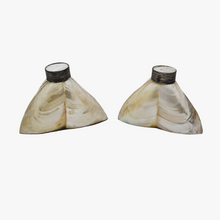 Load image into Gallery viewer, Paire de salière et poivrier en nacre blanche et métal argenté, XXe siècle