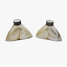 Load image into Gallery viewer, Paire de salière et poivrier en nacre blanche et métal argenté, XXe siècle