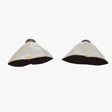 Load image into Gallery viewer, Paire de salière et poivrier en nacre blanche et métal argenté, XXe siècle