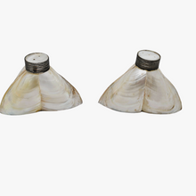 Load image into Gallery viewer, Paire de salière et poivrier en nacre blanche et métal argenté, XXe siècle