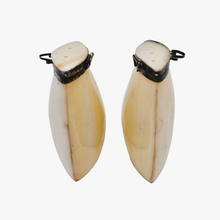 Load image into Gallery viewer, Paire de salière et poivrier en nacre  blanche et métal argenté, XXè siècle