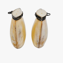 Load image into Gallery viewer, Paire de salière et poivrier en nacre  blanche et métal argenté, XXè siècle