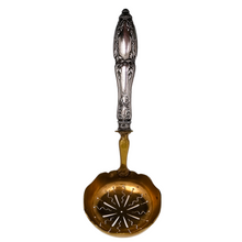 Afbeelding in Gallery-weergave laden, Cuiller saupoudreuse avec manche en argent fourré, décor Louis XV, début XXè