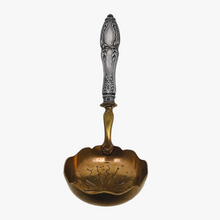 Afbeelding in Gallery-weergave laden, Cuiller saupoudreuse avec manche en argent fourré, décor Louis XV, début XXè