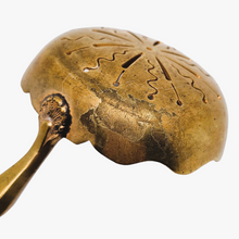 Afbeelding in Gallery-weergave laden, Cuiller saupoudreuse avec manche en argent fourré, décor Louis XV, début XXè