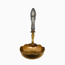 Afbeelding in Gallery-weergave laden, Cuiller saupoudreuse avec manche en argent fourré, décor Louis XV, début XXè